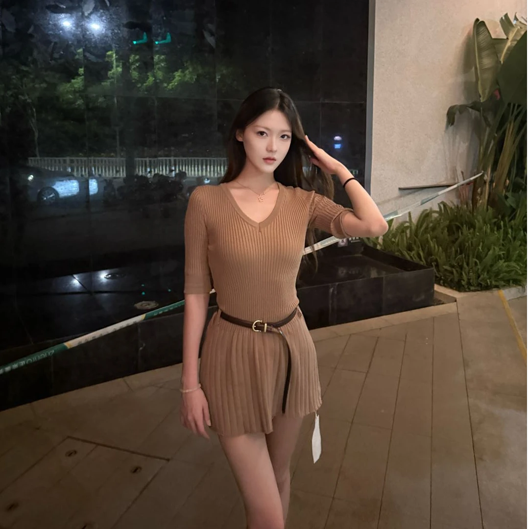 以恩STUDIO 夏季中袖V领短裙纯欲风连衣裙女装针织裙子清