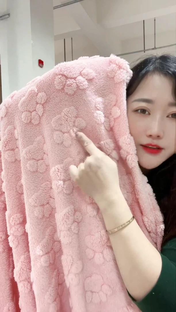 牛奶绒主播手上展示2.0*2.3米