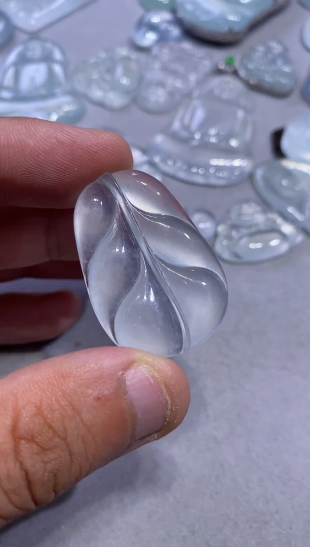 吊坠(不含链)未镶嵌翡翠叶子24800  35.6  29.3  5.5