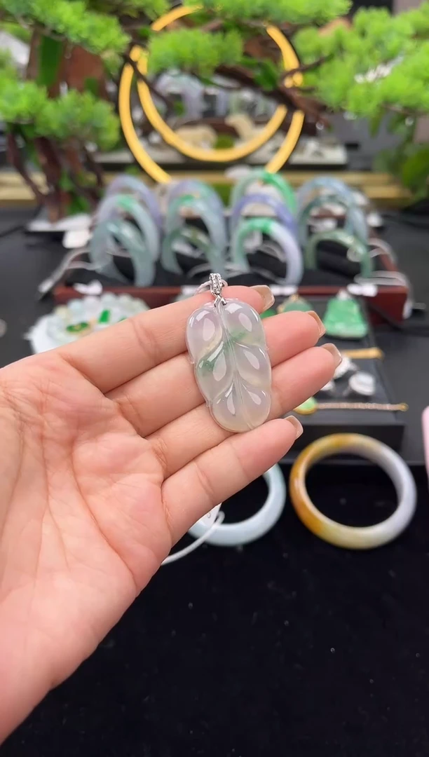 颈饰18K金镶嵌翡翠吊坠