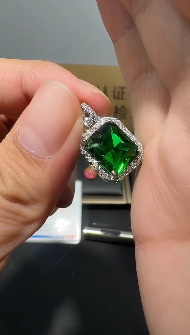 吊坠(赠链)18K金镶嵌祖母绿050