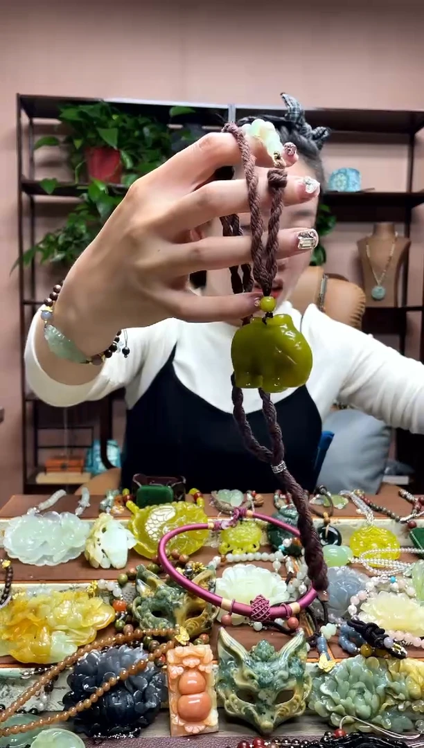 未镶嵌岫玉吊坠多样性发货发其中之一