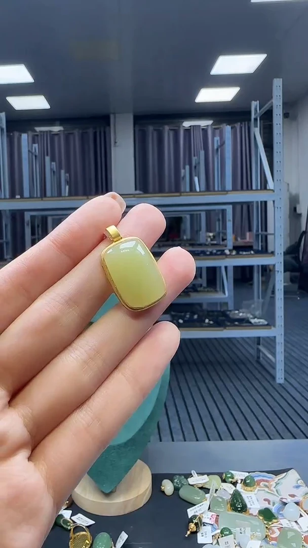 18K金镶嵌和田玉挂件1