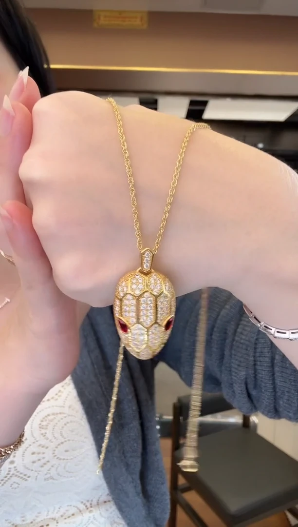 18K金镶嵌项链玛瑙/玉髓蛇头