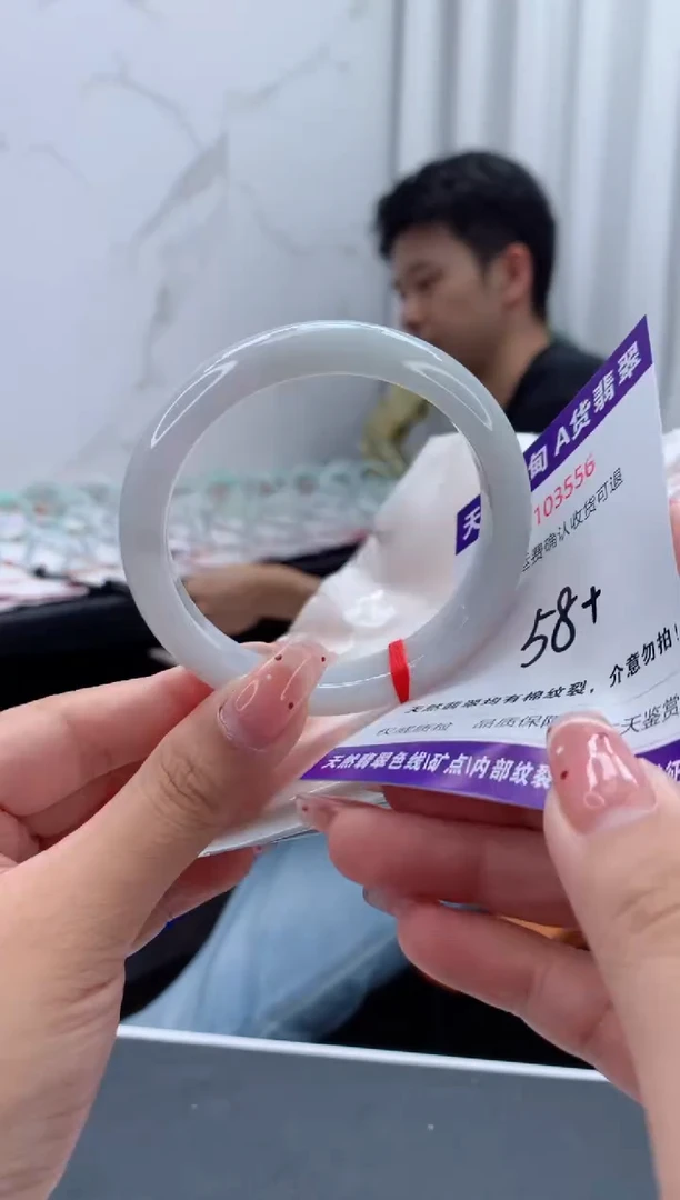 未镶嵌手镯翡翠有纹，完美者勿拍