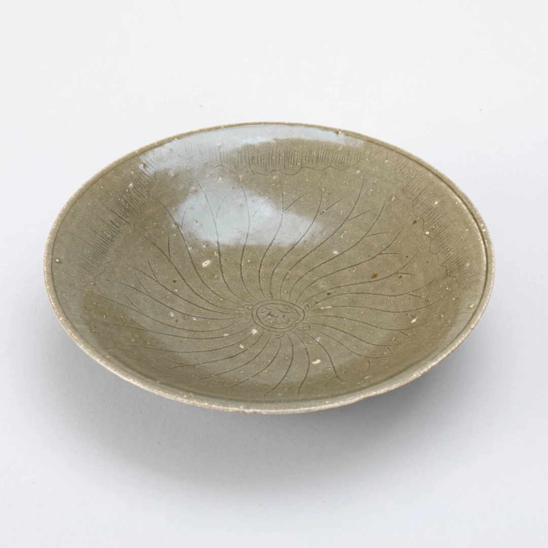 【拍卖】8、~明  越窑米色青釉刻划龟巢盘