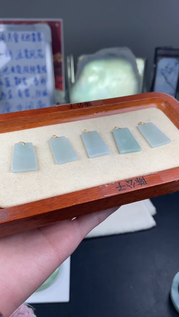 颈饰18K金镶嵌翡翠多样性发货