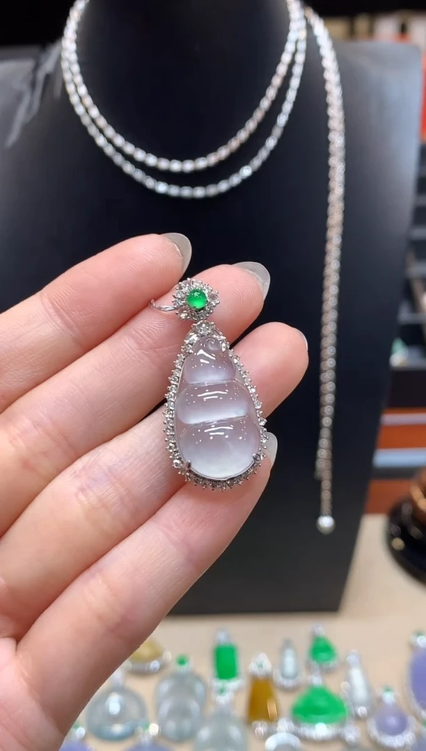 颈饰18K金镶嵌翡翠福豆【无服务费