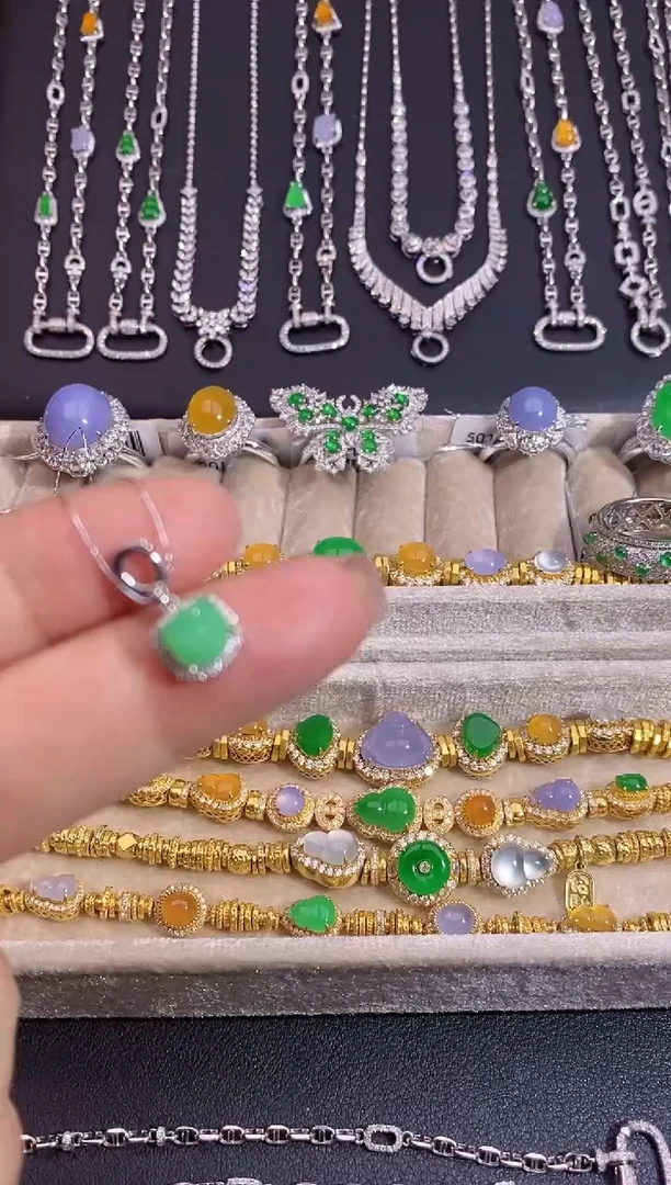 颈饰18K金镶嵌翡翠吊坠