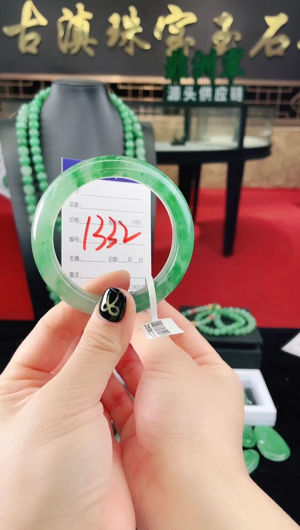 未镶嵌手镯石英质玉（非洲翠）微瑕介意勿拍