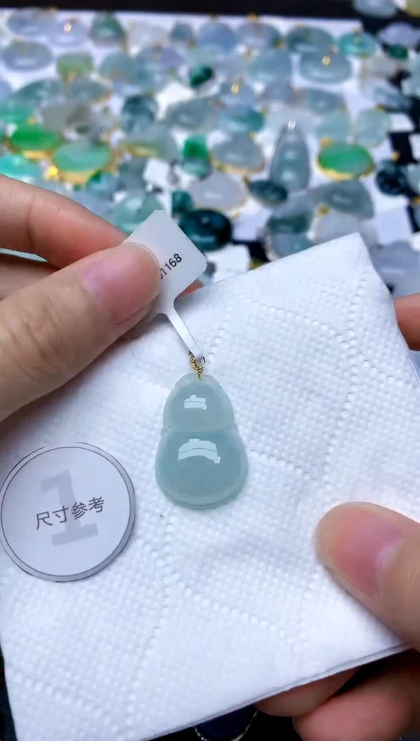 颈饰18K金镶嵌翡翠天然A货翡翠