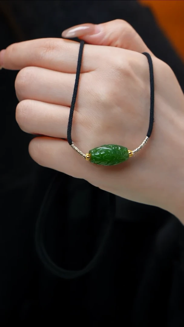 颈饰未镶嵌和田玉（碧玉）青*碧玉吊坠 多样性发其一