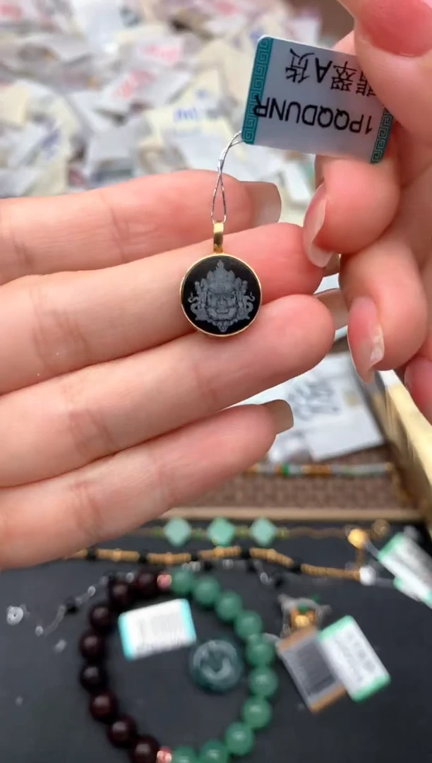 18K金镶嵌挂件翡翠一