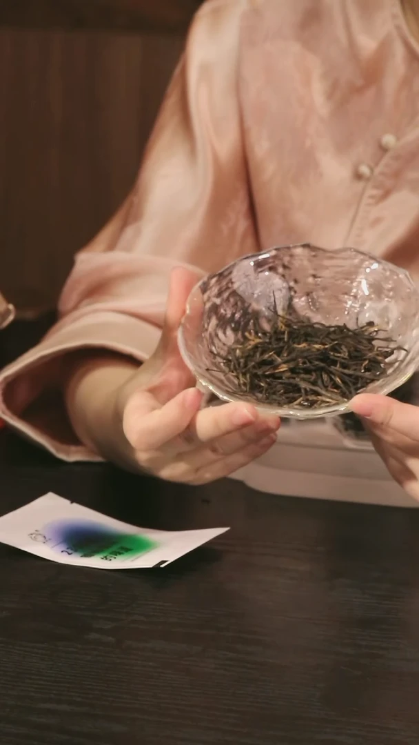 卫欣奉茶 老树松针一盒