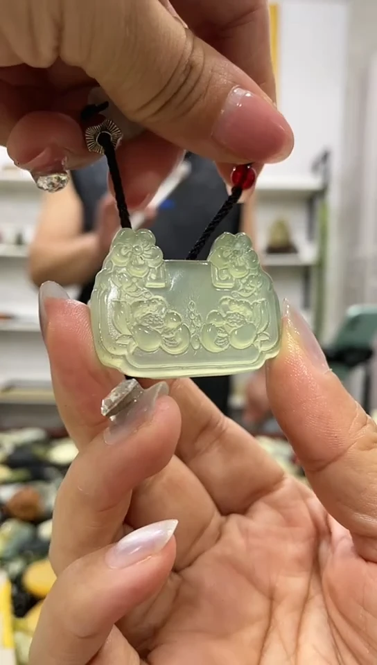 岫玉未镶嵌吊坠