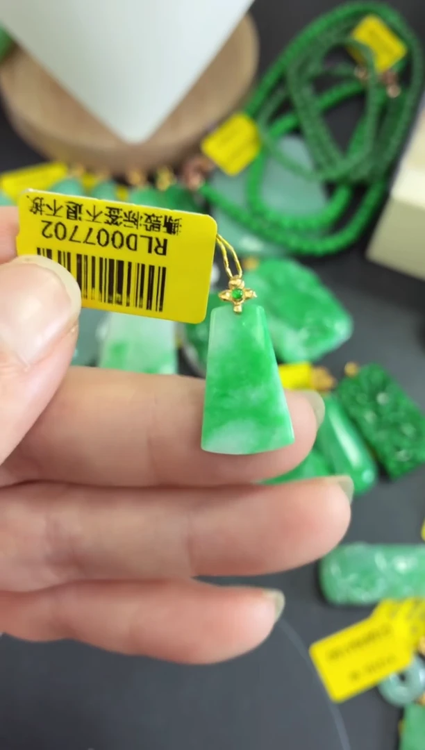 吊坠(不含链)18K金镶嵌翡翠挂件