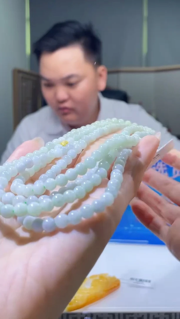 翡翠未镶嵌颈饰翡翠未镶嵌颈饰多样性发其一