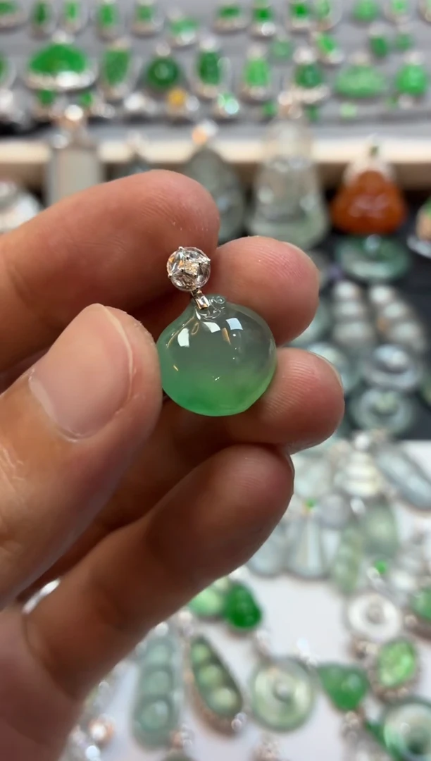 吊坠(不含链)18K金镶嵌翡翠桃子