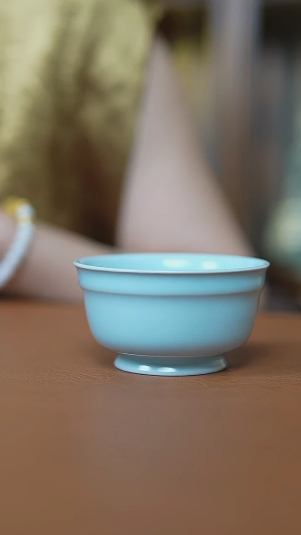 瓷片仿古月白月轮卷杯微瑕