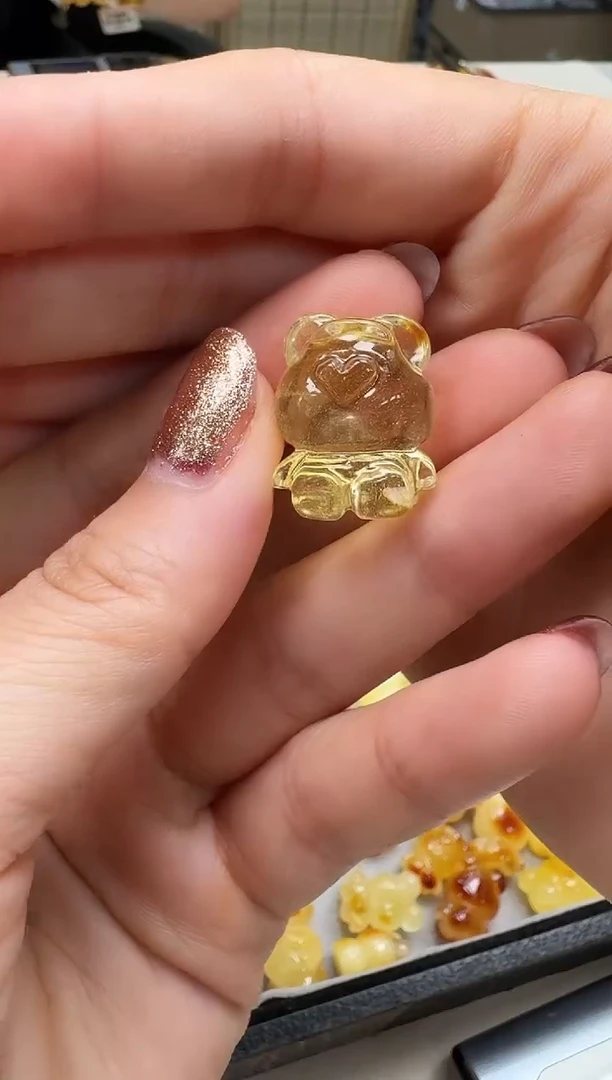 未镶嵌颈饰琥珀如图