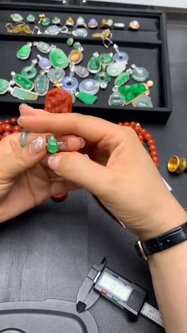 18K金镶嵌戒指翡翠阳绿葫芦戒指