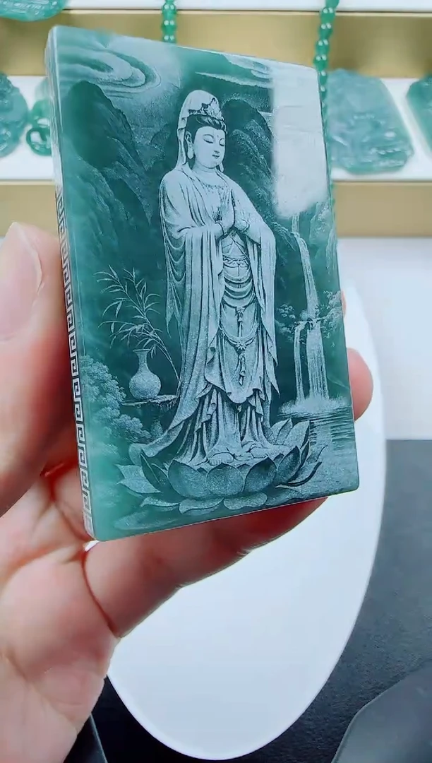 翡翠未镶嵌颈饰方观音