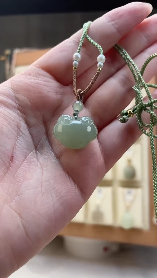 和田玉未镶嵌颈饰青*胖锁