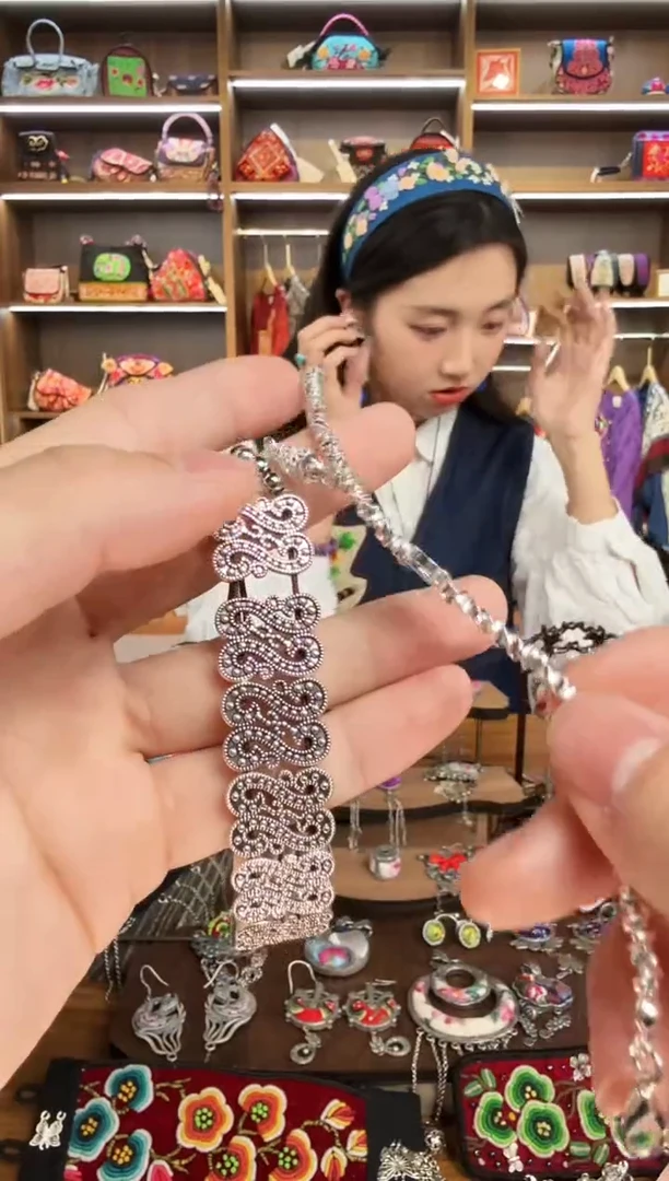 【闪购商品】织绣57蒙阿苏苗绣传承
