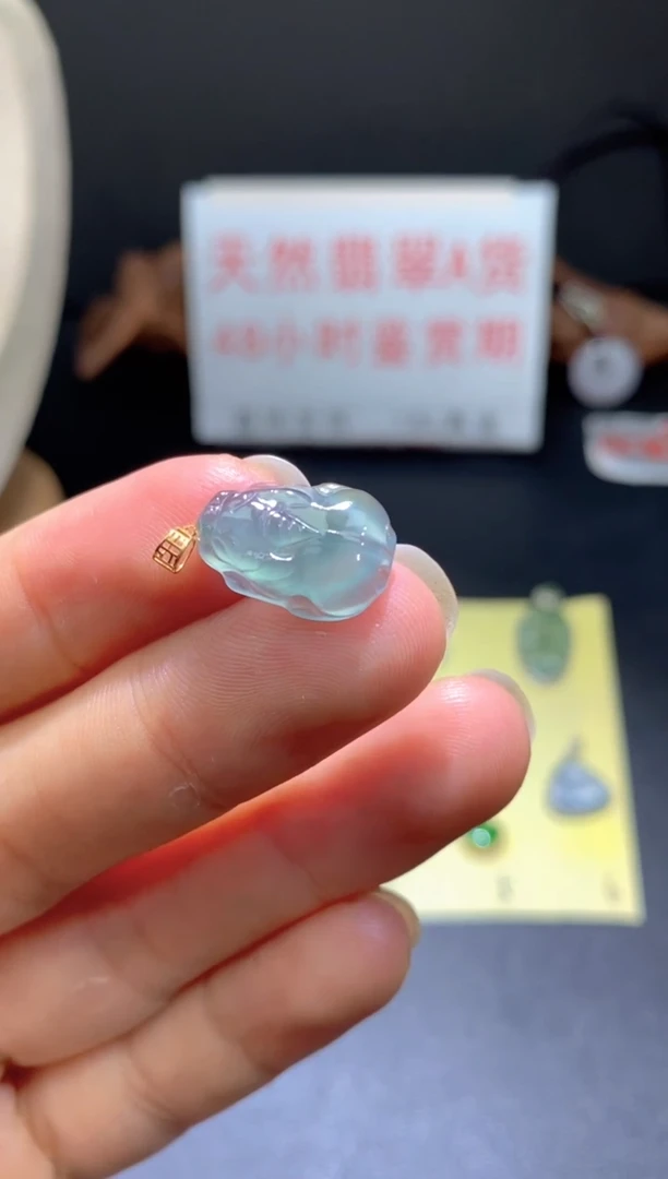 翡翠18K金镶嵌颈饰翡翠吊坠