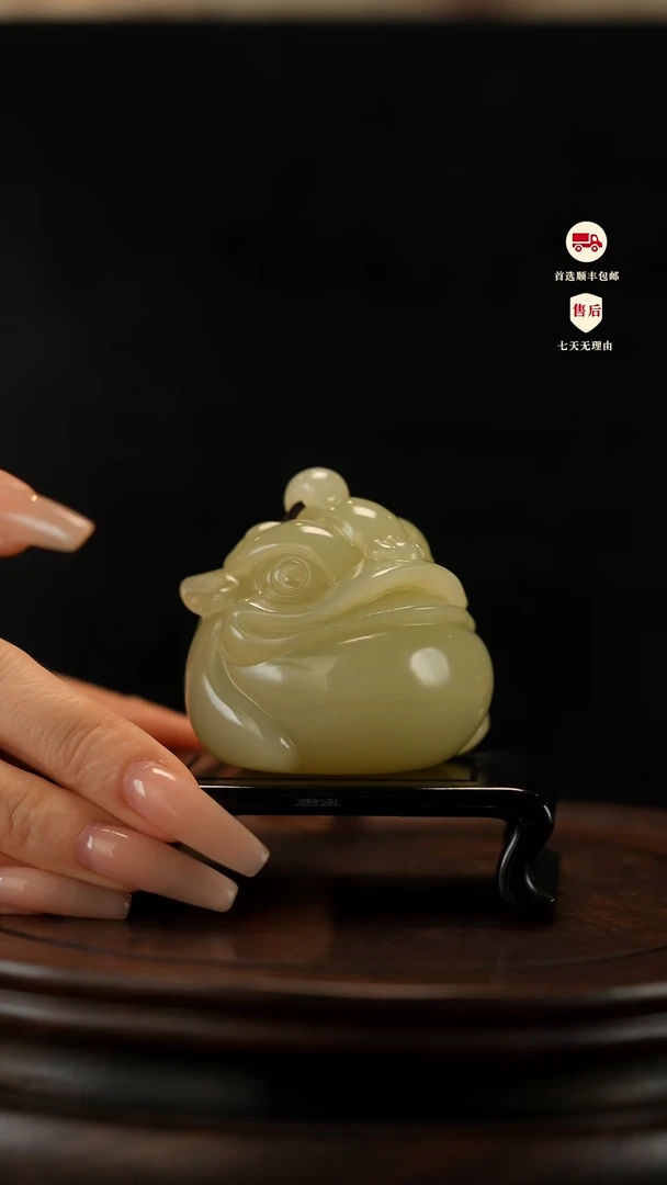 云南石竹叶青雕刻：纳福金蟾手把件摆件
