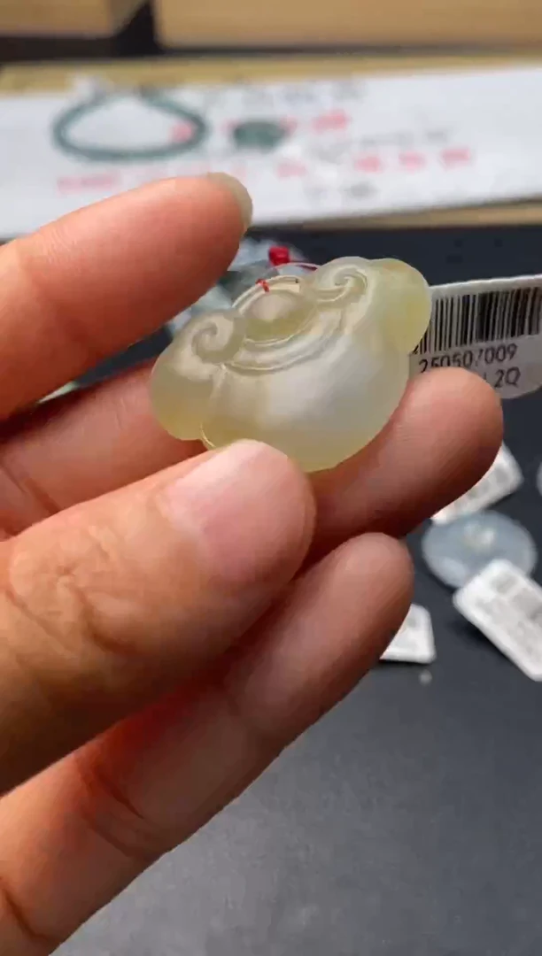 定制翡翠未镶嵌翡翠毛货多样性发一