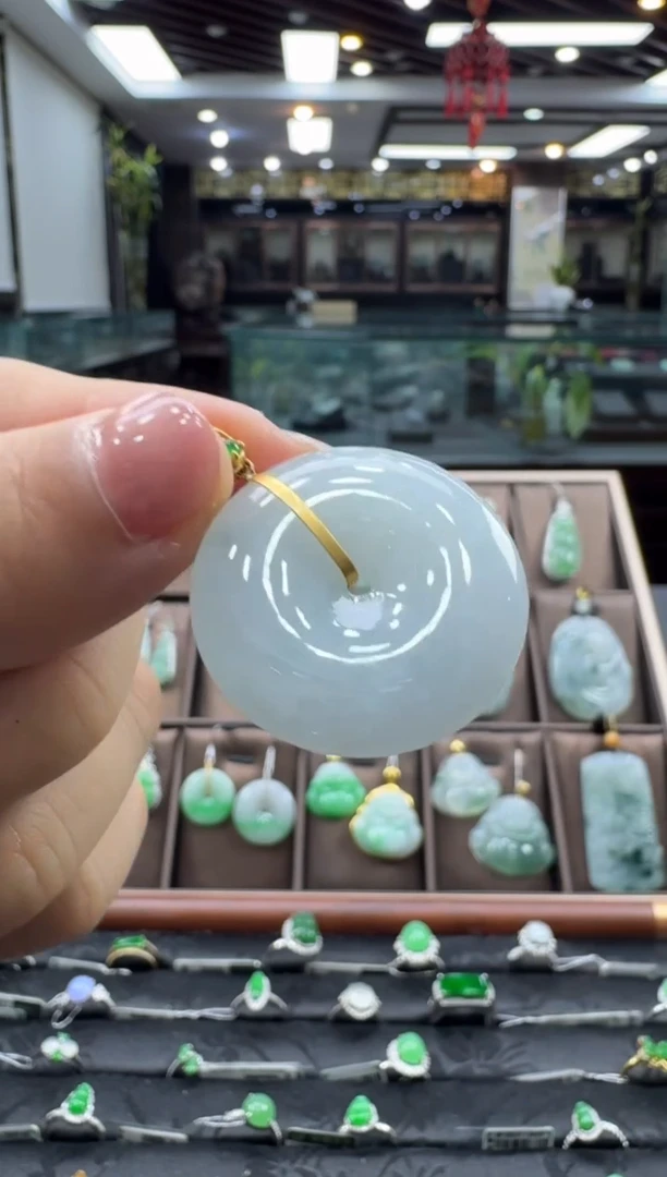 颈饰18K金镶嵌翡翠平安扣