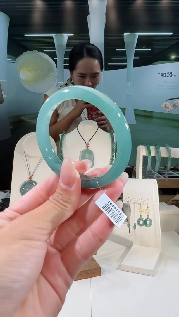 翡翠手镯未镶嵌54圈
