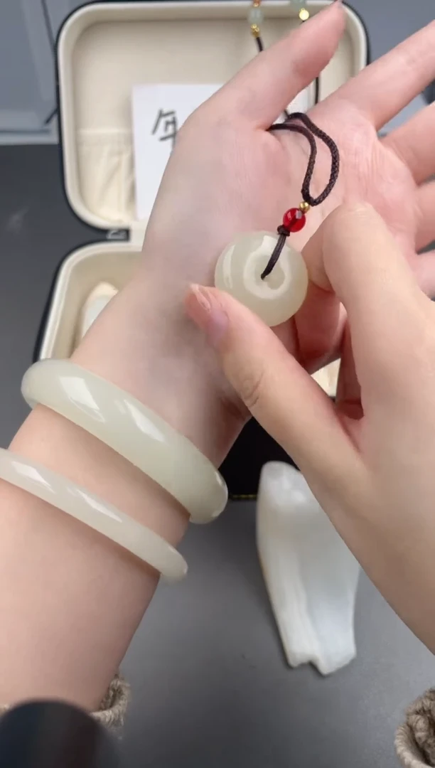 【闪购商品】石英质玉手镯未镶嵌平安扣