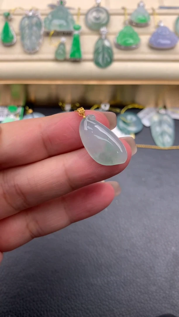 翡翠18K金镶嵌颈饰A962