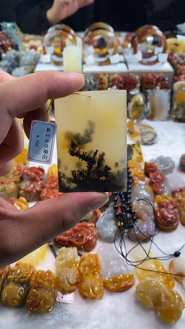 未镶嵌石英质玉挂件石英质玉挂件