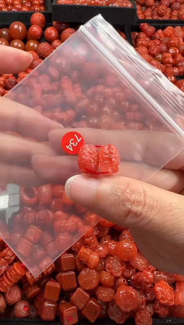 南红玛瑙未镶嵌颈饰1