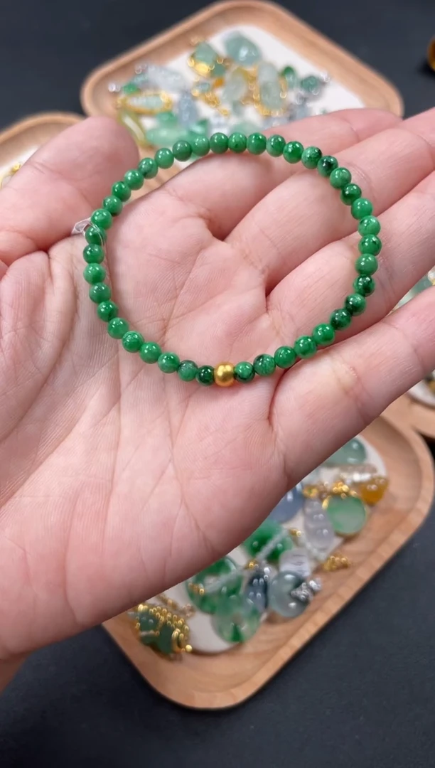 翡翠足金镶嵌套链一条    P156