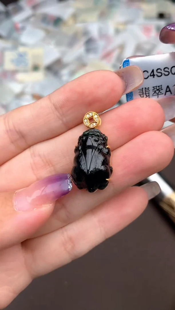 18K金镶嵌挂件翡翠一