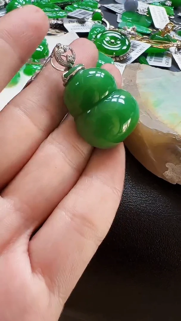 颈饰18K金镶嵌翡翠葫芦