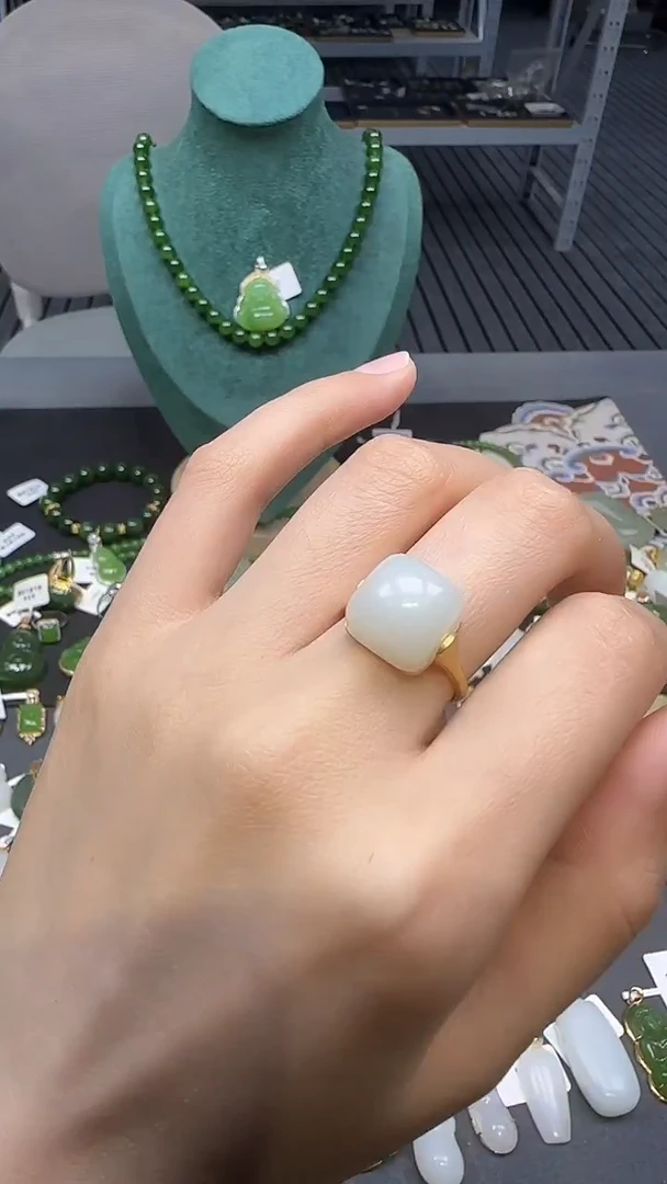 18K金镶嵌戒指和田玉1