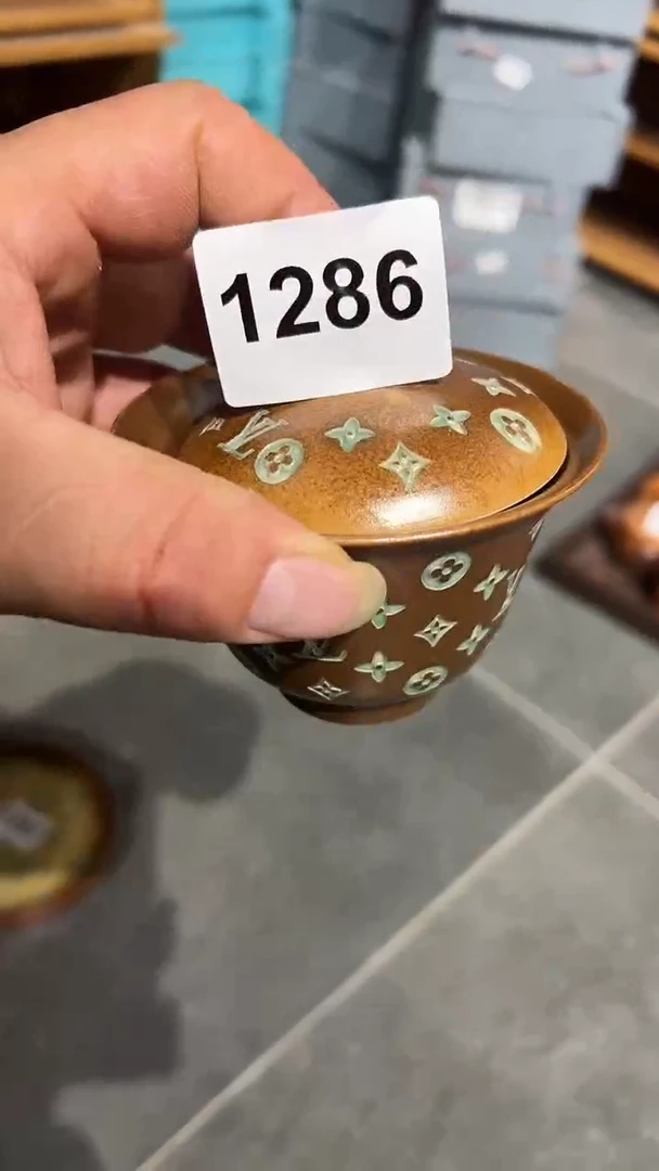 龙泉窑老花元宝盖碗微瑕1286