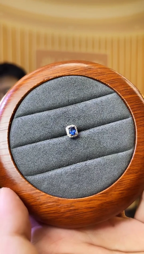 【闪购商品】蓝宝石耳钉银S925镶嵌蓝宝石