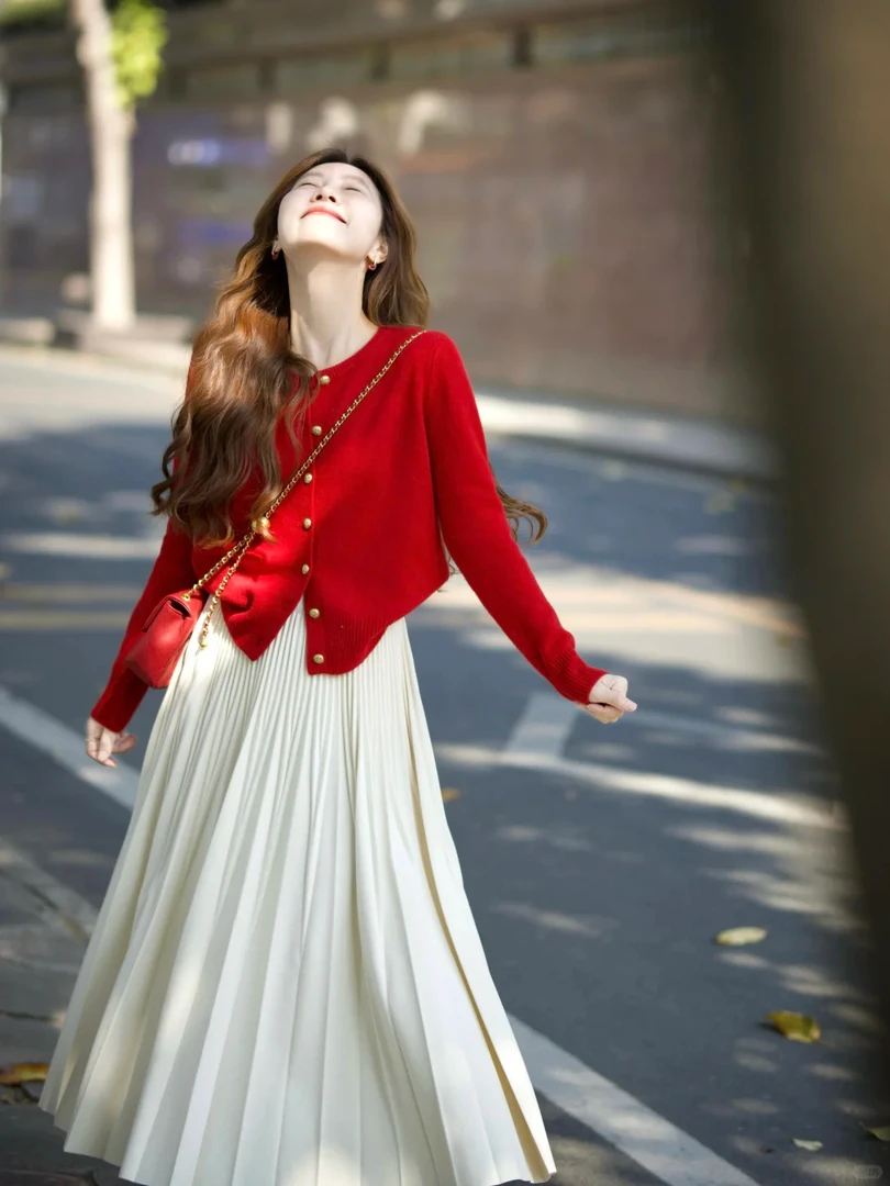 2025春季新款慵懒风复古红色针织开衫女搭配百褶半身裙显瘦两件套