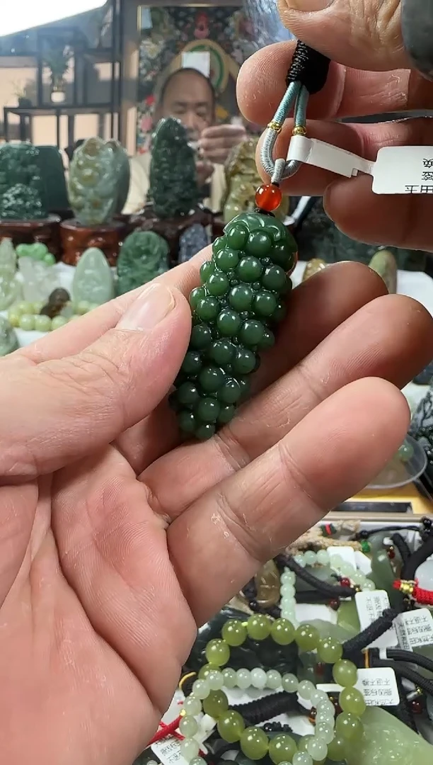 颈饰未镶嵌和田玉葡萄