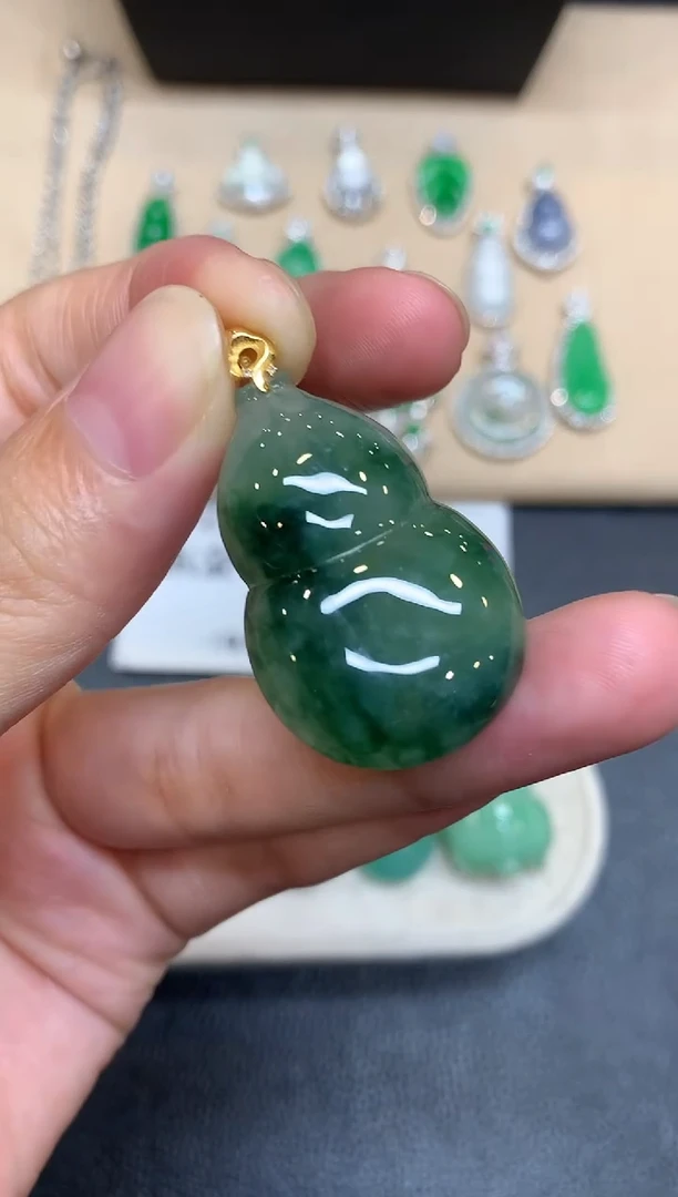 颈饰18K金镶嵌翡翠葫芦【无服务费