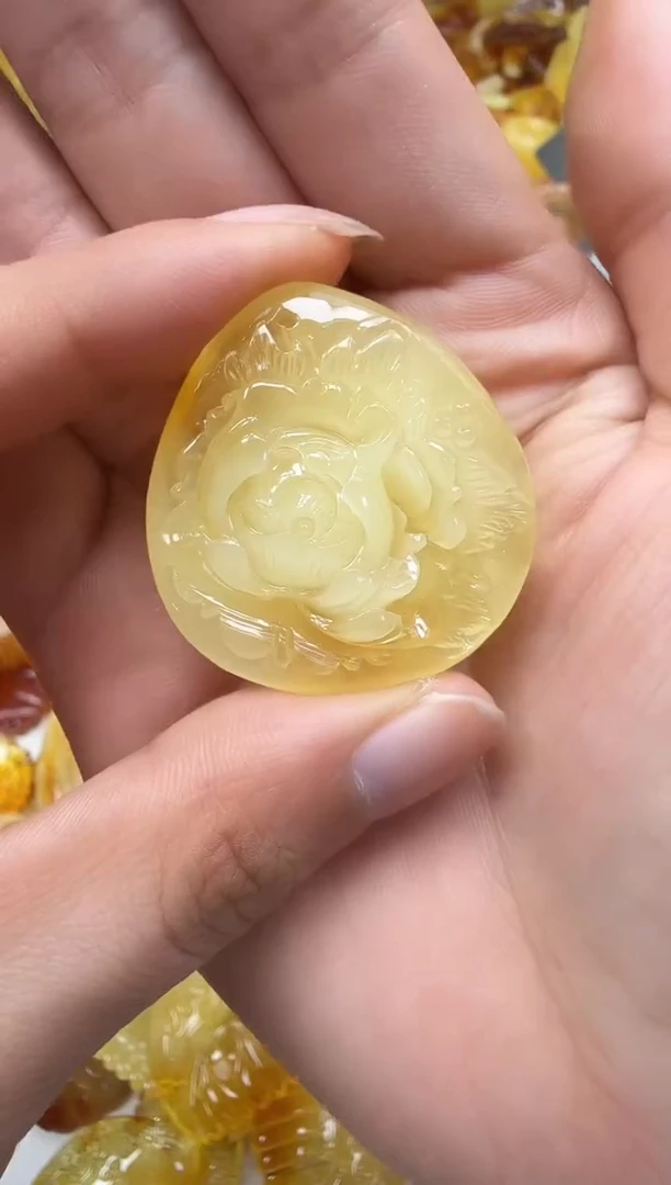 裸石琥珀未镶嵌如图