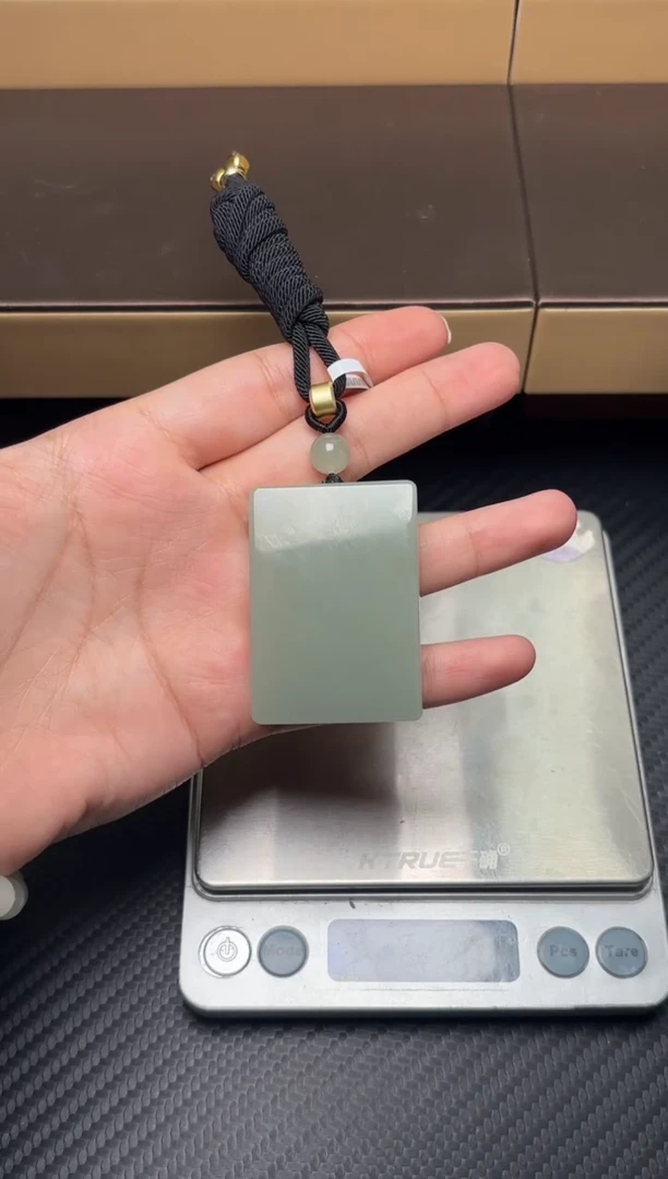 吊坠(赠链)未镶嵌和田玉且末微色差近矿吊坠j