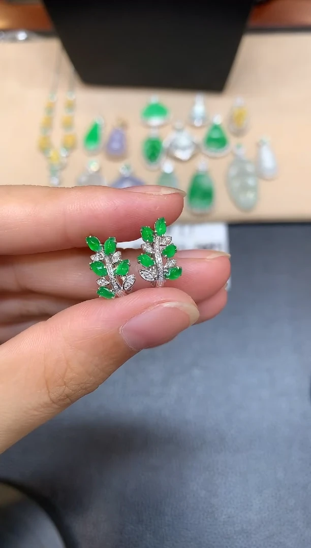 18K金镶嵌翡翠耳饰随形【无服务费