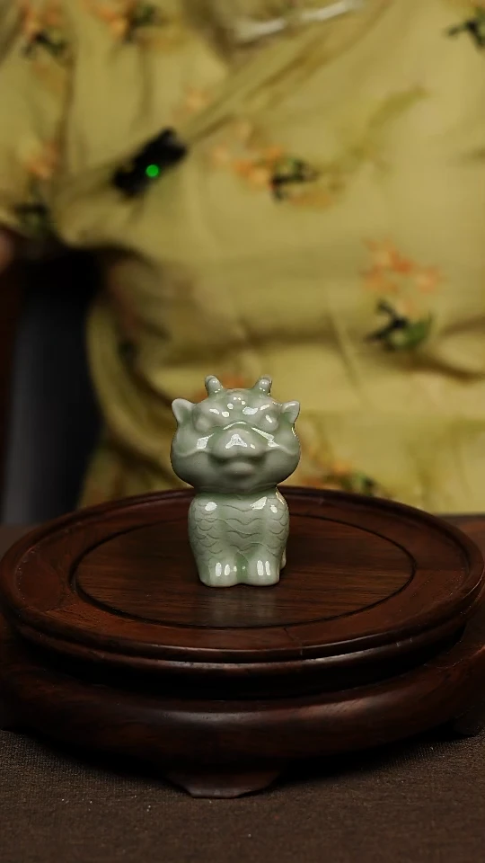 瓷片豆绿釉茶宠龙猫